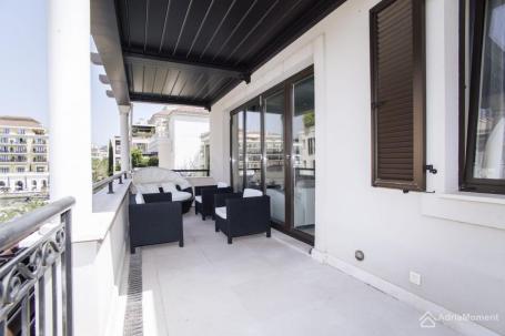 Ekskluzivna nekretnina u Porto Montenegro - jednosobni stan s garažom