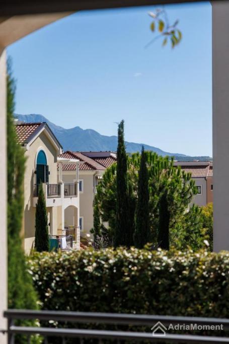 Apartman s terasom i dvorištem u Luštici Centrale
