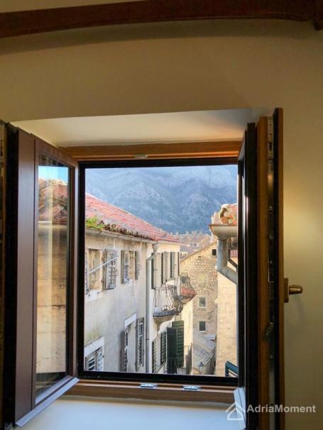 Renoviran dvosoban stan u Starom gradu Kotor