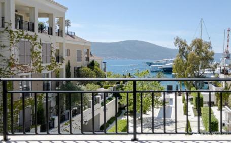Novi trosoban penthouse s krovnim bazenom – Porto Montenegro