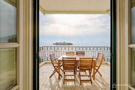 Četvorosoban stan Sveti Stefan – prva linija