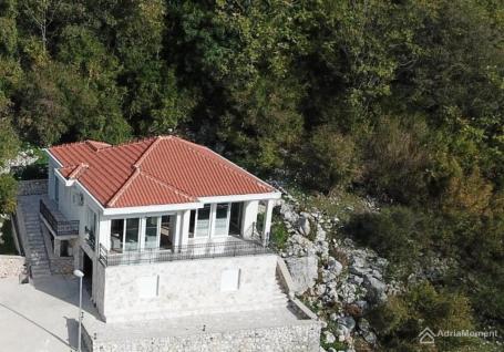 Moderna kuća u Risnu s panoramskim pogledom na more