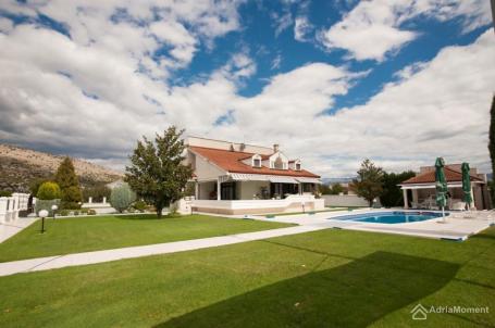 Podgorica - luksuzna vila sa zemljištem od oko 9000 m2 - prodaja