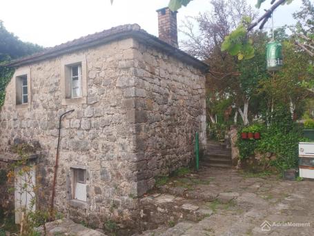 Imanje s vinogradom i vrtom - 2 legalne stare kuće sa placem 2.500 m2