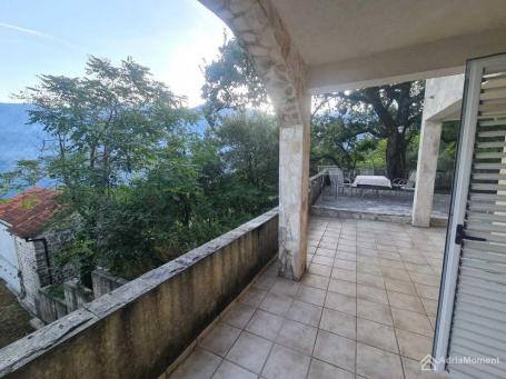Dvosoban stan sa dvoristem 60 m2 u Prčnju