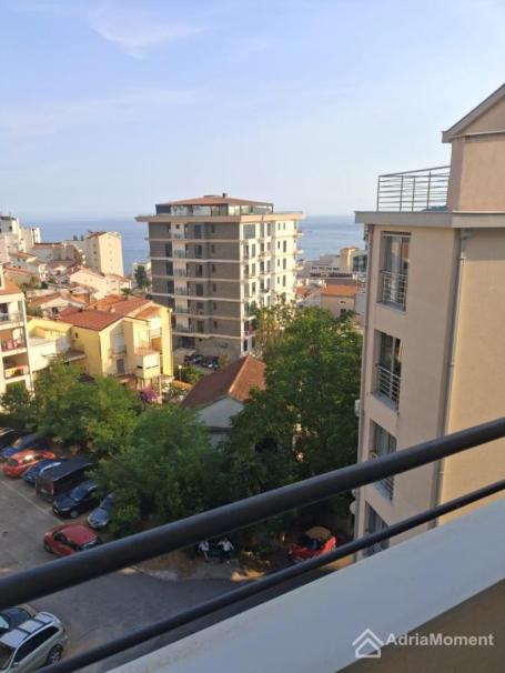 Bečići - prodajem dva 1-sobna stana s pogledom na more i garažom - Super cijena