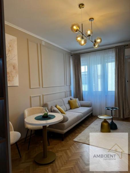 Stari Grad elegantna garsonjera sa izdvojenom spavacom zonom i kuhinjom