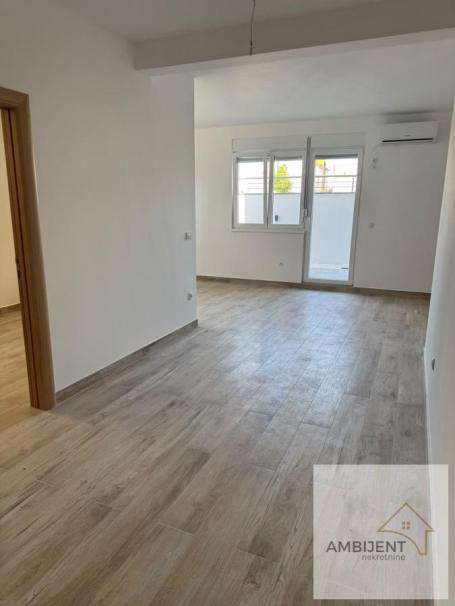Dvosoban stan 45 m² + dvorište 22m2 , Ledine, Surčin