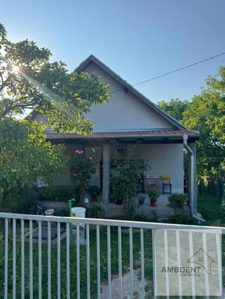 Na prodaju renovirana kuća u Stojniku sa 24 ara placa
