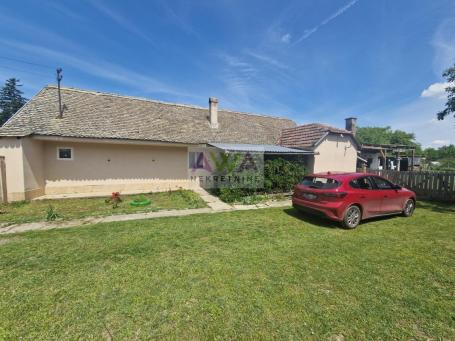 Bogojevo – Nameštena renovirana kuća 114m², plac 1184m², pomoćni objekti, letnjikovac i garaža za dv
