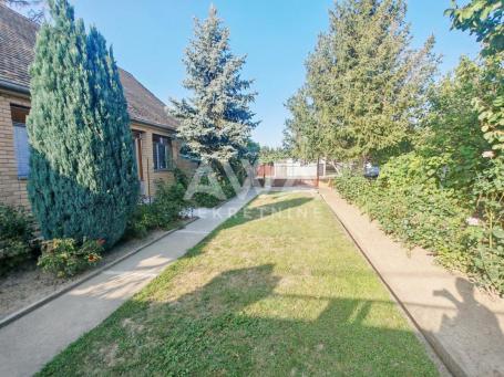 Sonta. Prizemna, renovirana, nameštena 126m2, plac 12ar