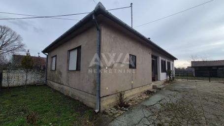 Na prodaju kuća u Čonoplji – veliko domaćinstvo na placu od oko 2.600 m²