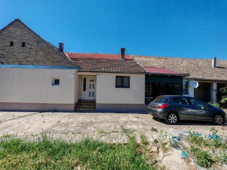 Bogojevo. Renovirana kuća na placu od 27ar