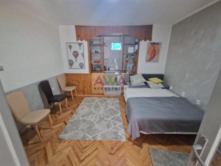 Apatin. Prodaje se prizemna kuća u Apatinu površine 138m2 na placu od 11ar