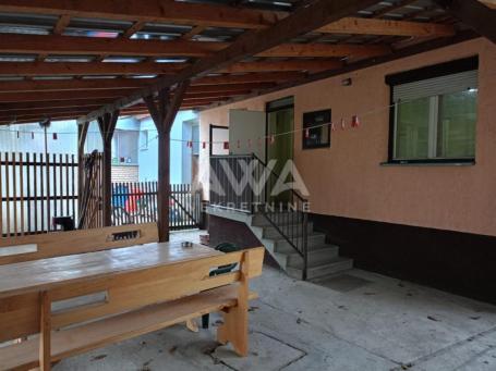 Apatin. Dvojna dvorišna kuća površine 82 m²