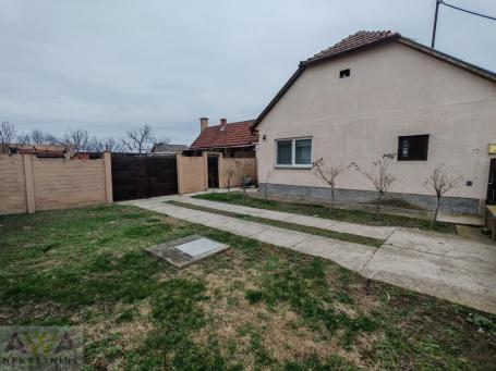 Renovirana trosobna kuća na prodaju u Bogojevu – 125 m², lep plac
