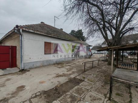 Bezdan, centar – kuća 249m², plac 682m², može kao dva stana
