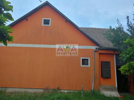 Na prodaju, kuća koja funkcioniše kao lokal, odnosno opremljena prodavnica u Prigrevici