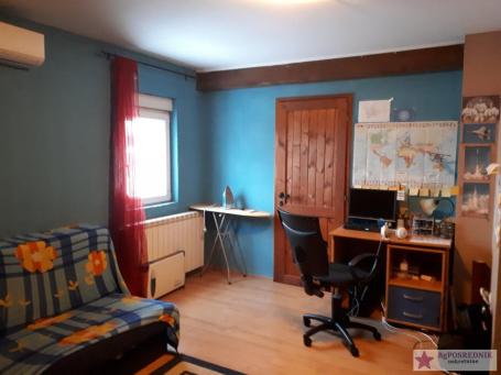 Rakovica, Petlovo brdo, Omladinsko šetalište, 125m2