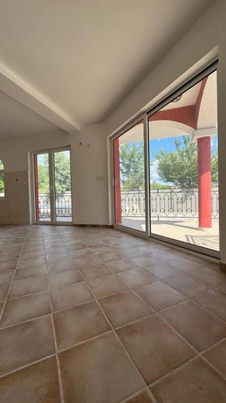 Apartment 79 m2 in Lastva Grbaljska with Terrace, Parking and Pool