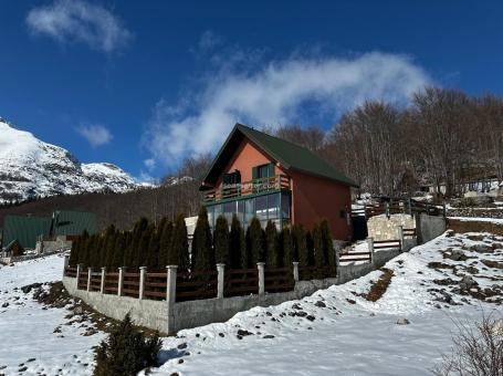 Berghaus in der Nähe des Skigebiets Savin Kuk – Žabljak