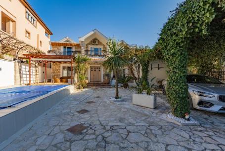 SOLD ! Luxury Family Home for Sale
