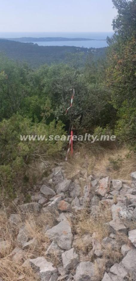 Urbanizovan plac sa prelijepim pogledom na more