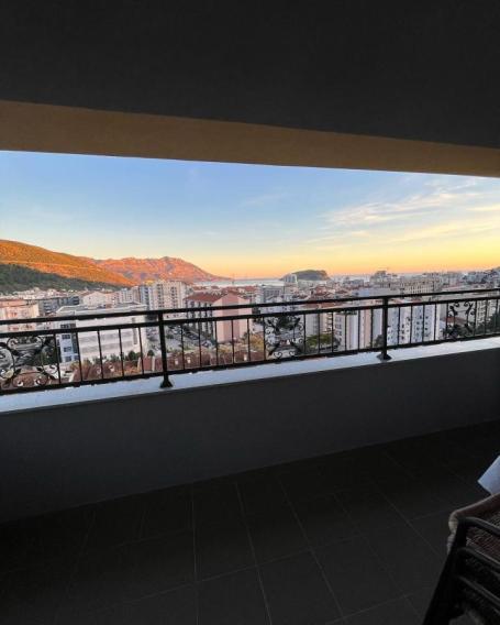 Fully furnished 3-bedroom apartment with a sea view in Budva for sale