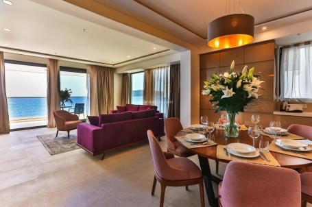Two-bedroom apartment with a panoramic view of the sea in Rafailovići