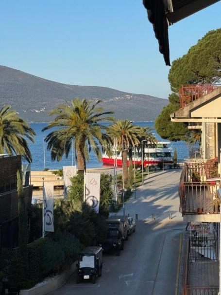 Modernes 1-Schlafzimmer-Apartment im Zentrum von Tivat, 2 Minuten zum Strand – Meerblick