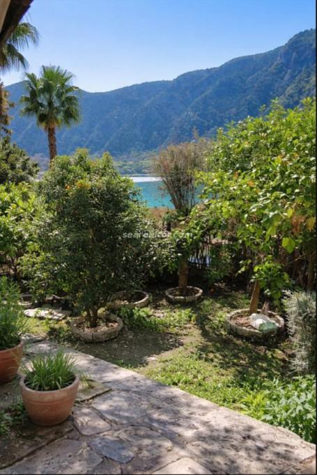 Two-Bedroom Apartment on the First Line to the Sea – Dobrota, Kotor
