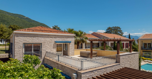 Luxury Apartment with Terrace, Jacuzzi, and Garage Parking in Portonovi