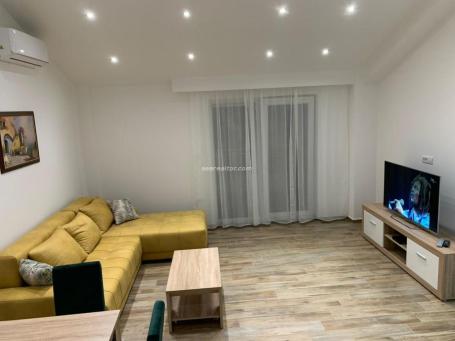 Eine komfortable 65 m² große Einzimmerwohnung in Tivat (Kava) zu vermieten.