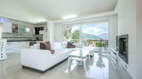 Spacious home with sea view in Krašići