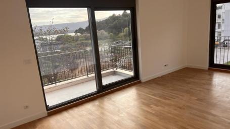 Modern Two-Bedroom Apartment with Sea View – Prime Location
