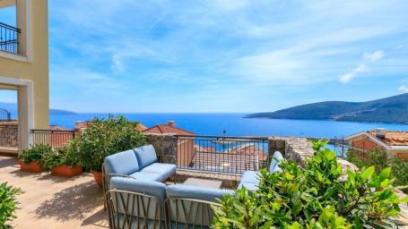 Luxury apartment with a yard and sea view – Luštica Bay
