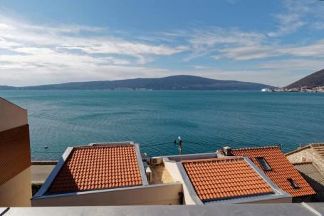 For rent: Duplex apartment with a sea view