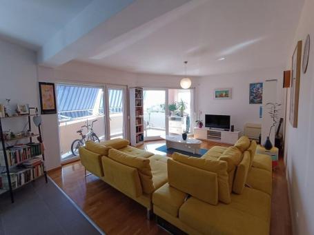 Zwei-Zimmer-Wohnung 81 m² mit Parkplatz – Tivat, Mazina