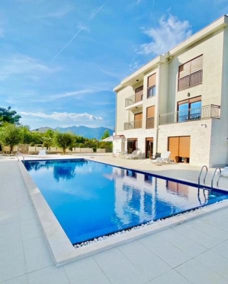 One bedroom apartment with pool in Đuraševići, Tivat