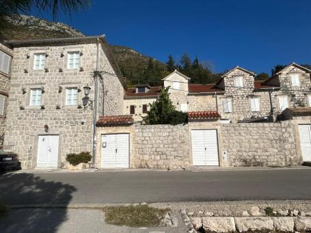 House for Rent 90 m2 in Perast, 3 Bedrooms, 19m from the Sea