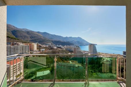 One-bedroom apartment with panoramic sea and mountain views in Bečići, new building