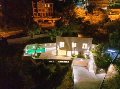 Luxury Villa of 240m2 with pool, Budva