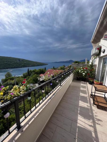 Exclusive apartment just steps from the sea with panoramic views – Bigovo