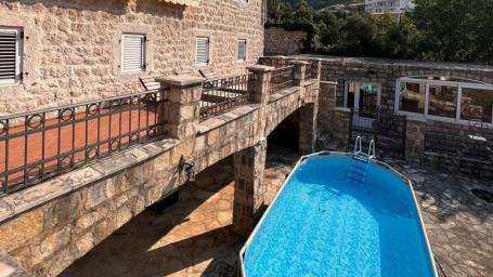 Three-story house with pool and sea view