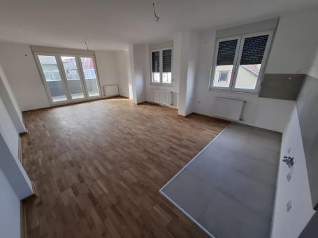 NOV Četvoroiposoban stan Telep