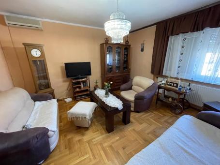 Trosoban stan 106m na spratu kuće Sr. Kamenica