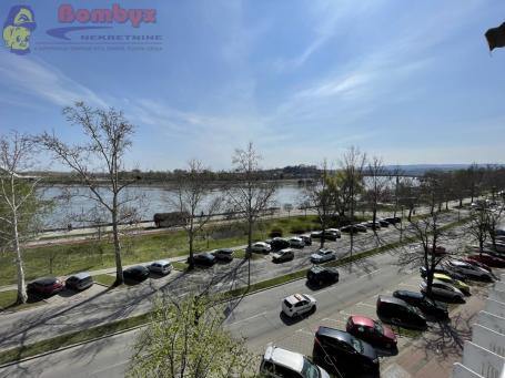 Trosoban stan 71 na Keju pogled na Dunav PRODAJE SE