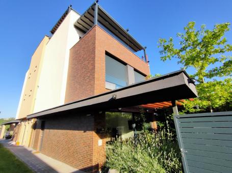 Izdaje se LUX pametna kuća 230m Pr+2+garden terasa POPOVICA