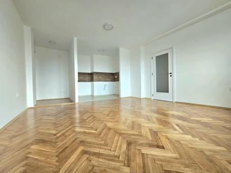 Trosoban renoviran stan kod Stadiona