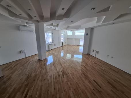 Šestosoban prazan stan Centar Zmaj Jovina
